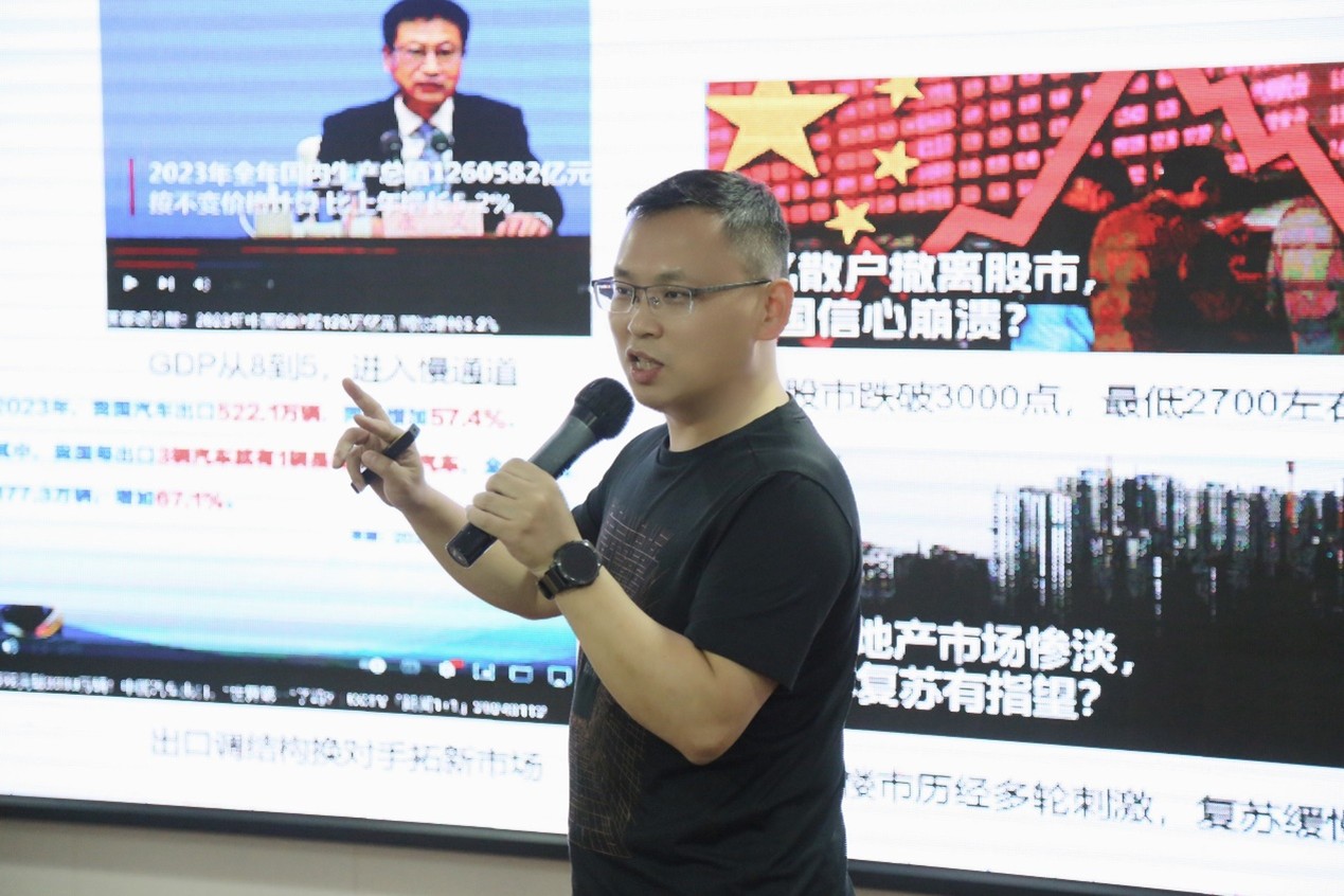 2024年2月2日，廣東云科國際供應鏈管理有限公司（簡稱：云科國際）2024年度新春年會暨2023年度總結表彰大會在廣州順利召開，云科國際管理班子、各職能部門負責人、事業部合伙人等與公司員工齊聚一堂，以“新變局下的重生之路”為主題展開探討，并一起回顧了2023年工作情況，基于當前宏觀政策及市場形勢，進行2024年重點工作部署。